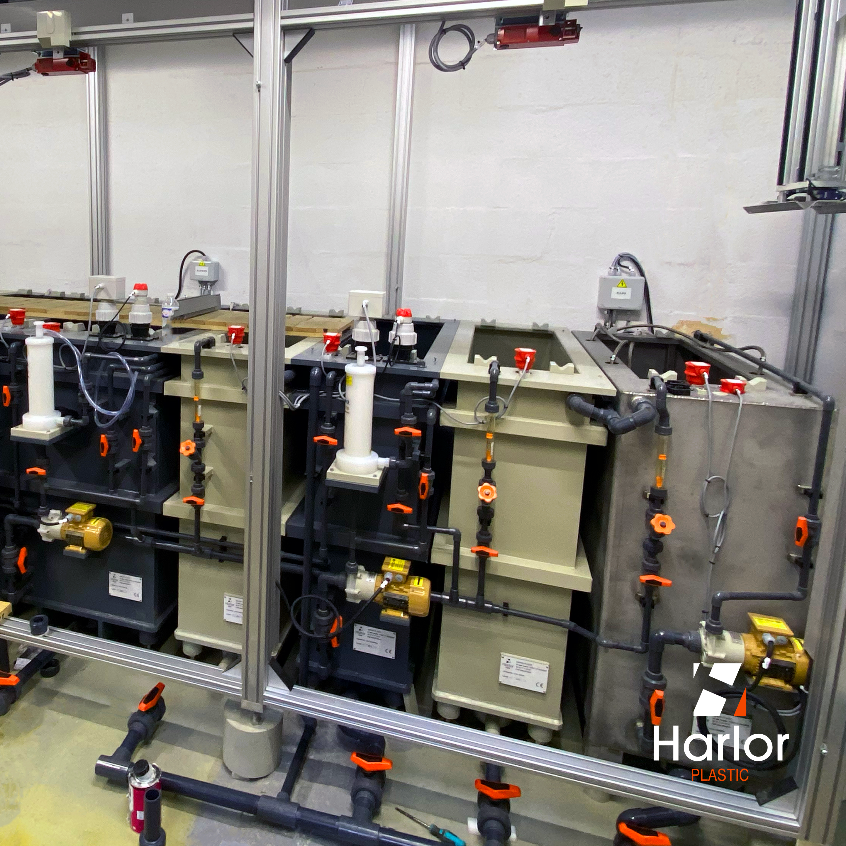 Intervention sur site- Harlor Plastic- Ligne automatique de dégraissage, décapage, passivation et rinçage ultra-sons pour Inox2 Intervention sur site- Harlor Plastic- Ligne automatique de dégraissage, décapage, passivation et rinçage ultra-sons pour Inox
